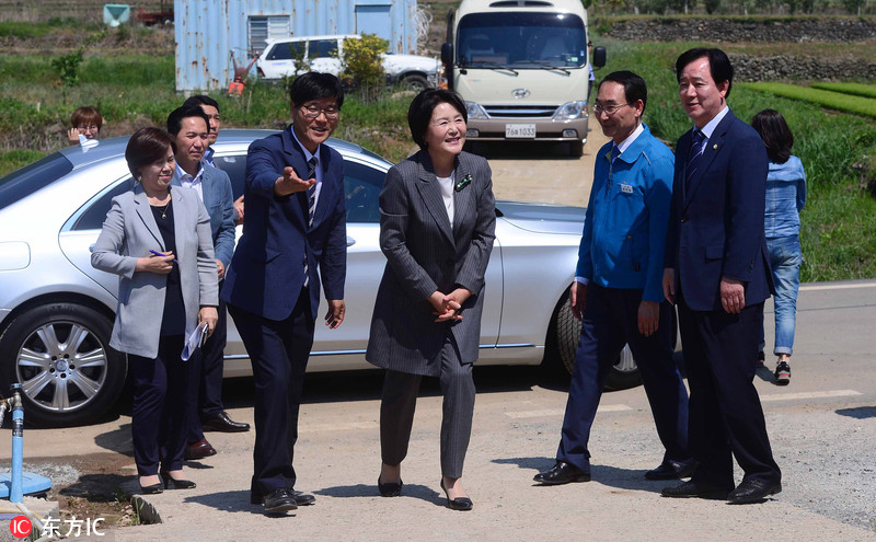 当地时间2017年5月18日,韩国巨济市,韩国第一夫人金正淑访问总统