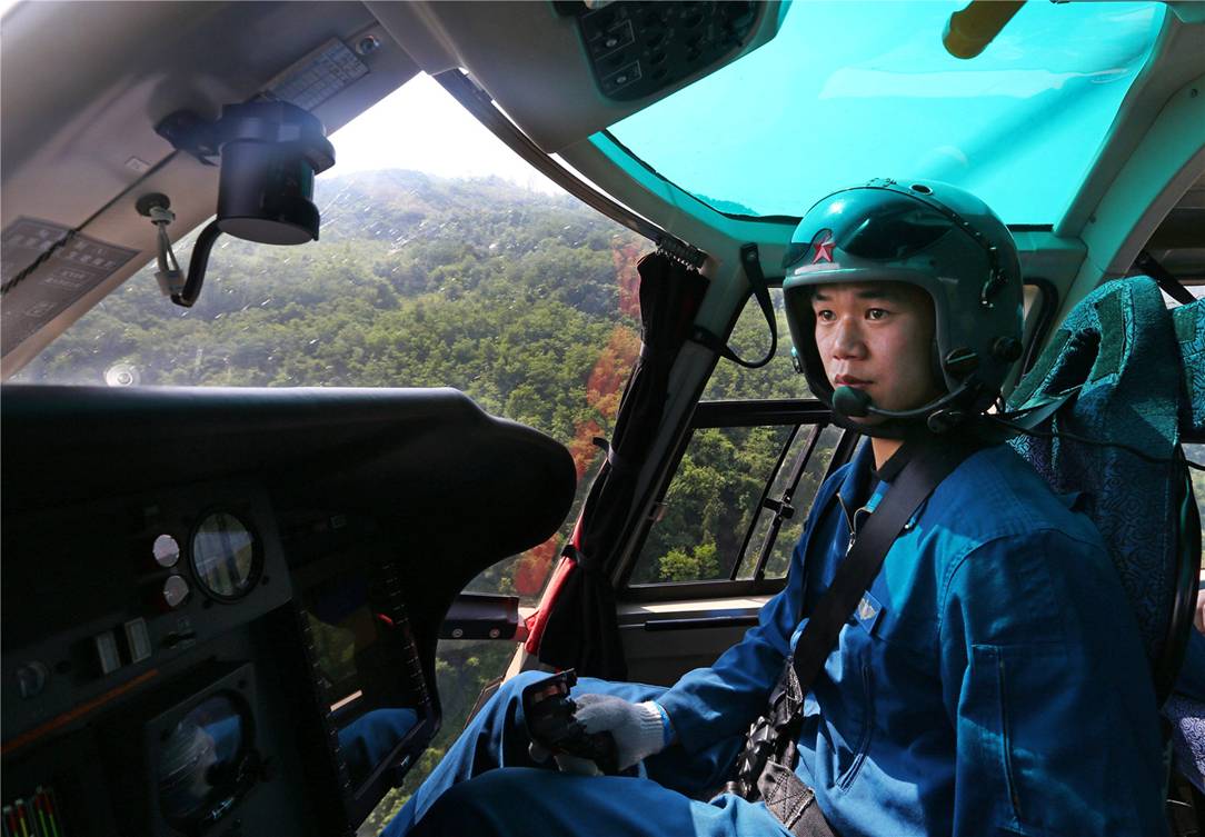 西安飞行学院的飞行员驾驶直-9直升机飞越山谷.