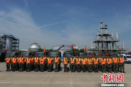 湖北消防投入无人机开展抗洪抢险救援演练 空投救生圈