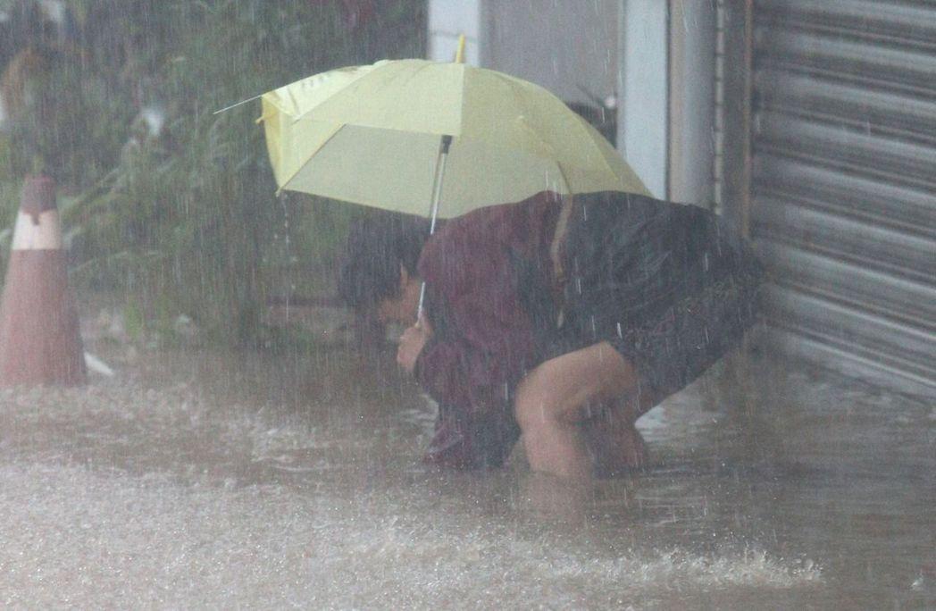 暴雨袭台似海水倒灌 朱立伦勘灾被淋成落汤鸡