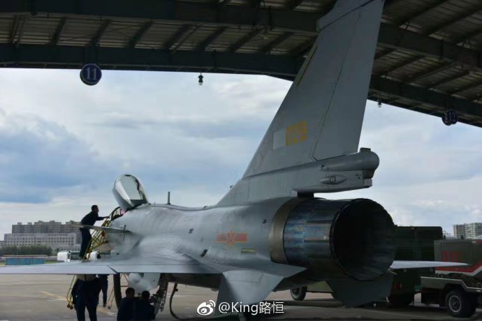 9 空军地勤如何维护歼-10b战斗机