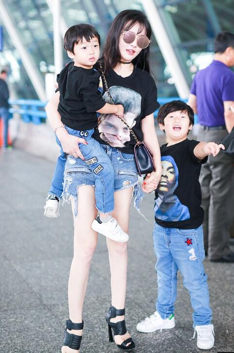 冉莹颖大秀美腿单手抱娃妈妈力max 胖轩变瘦