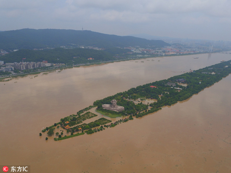 湖南持续暴雨 航拍橘子洲头淹没变"航母"