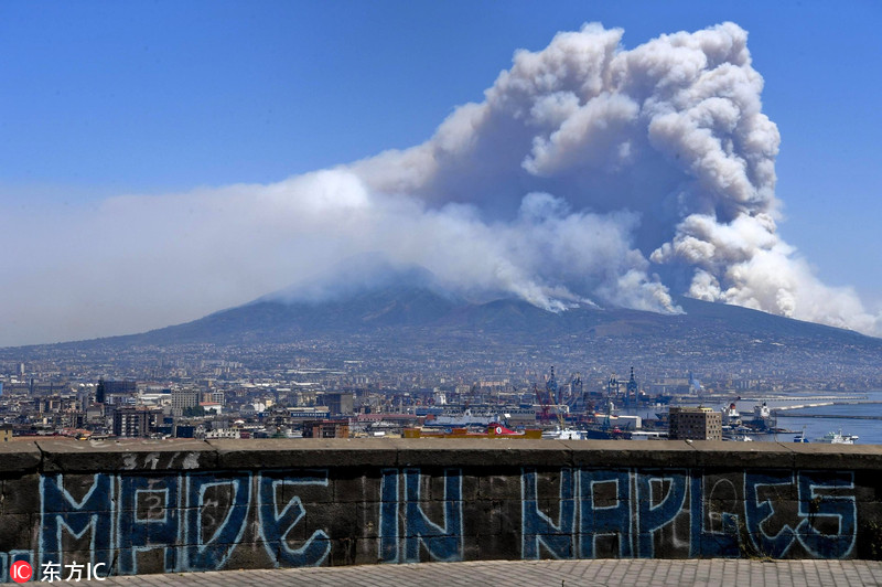 大火从5日爆发后围绕着维苏威火山持续肆虐多日.