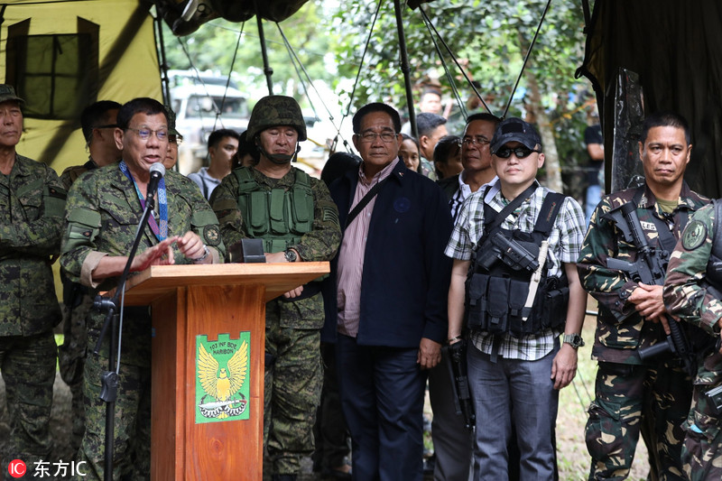 菲律宾马拉维战事持续胶着杜特尔特一身军装突访战区营地