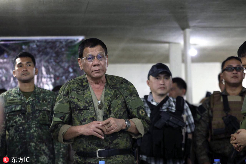 菲律宾马拉维战事持续胶着 杜特尔特一身军装突访战区营地