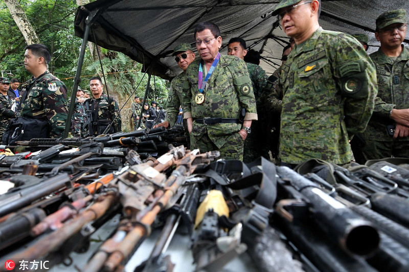 菲律宾马拉维战事持续胶着杜特尔特一身军装突访战区营地