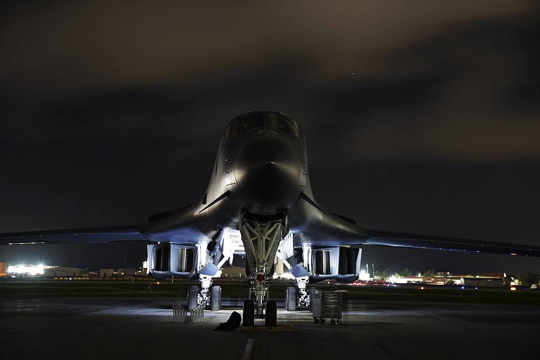 关岛基地的美空军b-1b战略轰炸机. 关岛基地的美空军b-1b战略轰炸机.