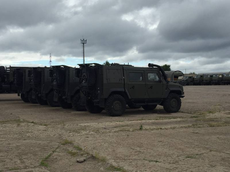 俄罗斯展示陆军装备 装甲车威猛