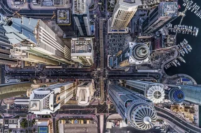 繁华的都市商圈,高楼林立.是不是从空中俯视不同的视觉效果呀.