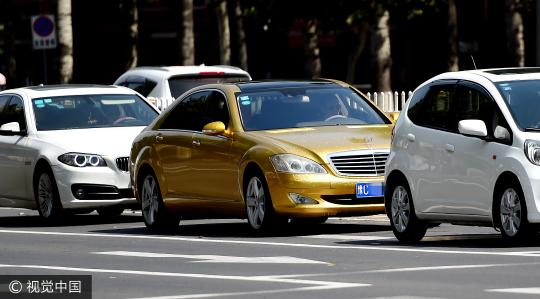4 河南洛阳一"土豪金"奔驰跑车现身街头
