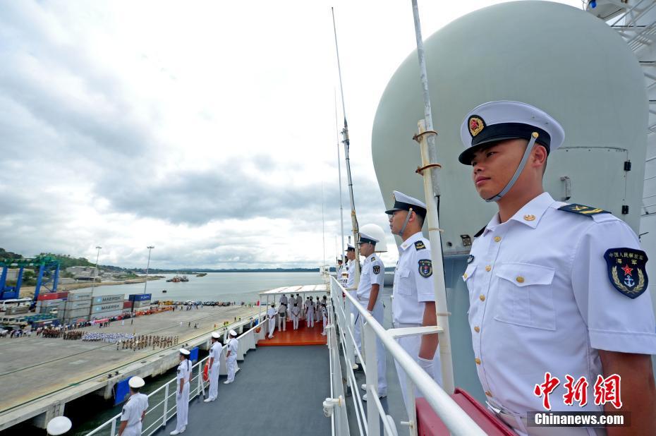 这是中国海军舰艇首次访问加蓬,加方举行了隆重的欢迎仪式.