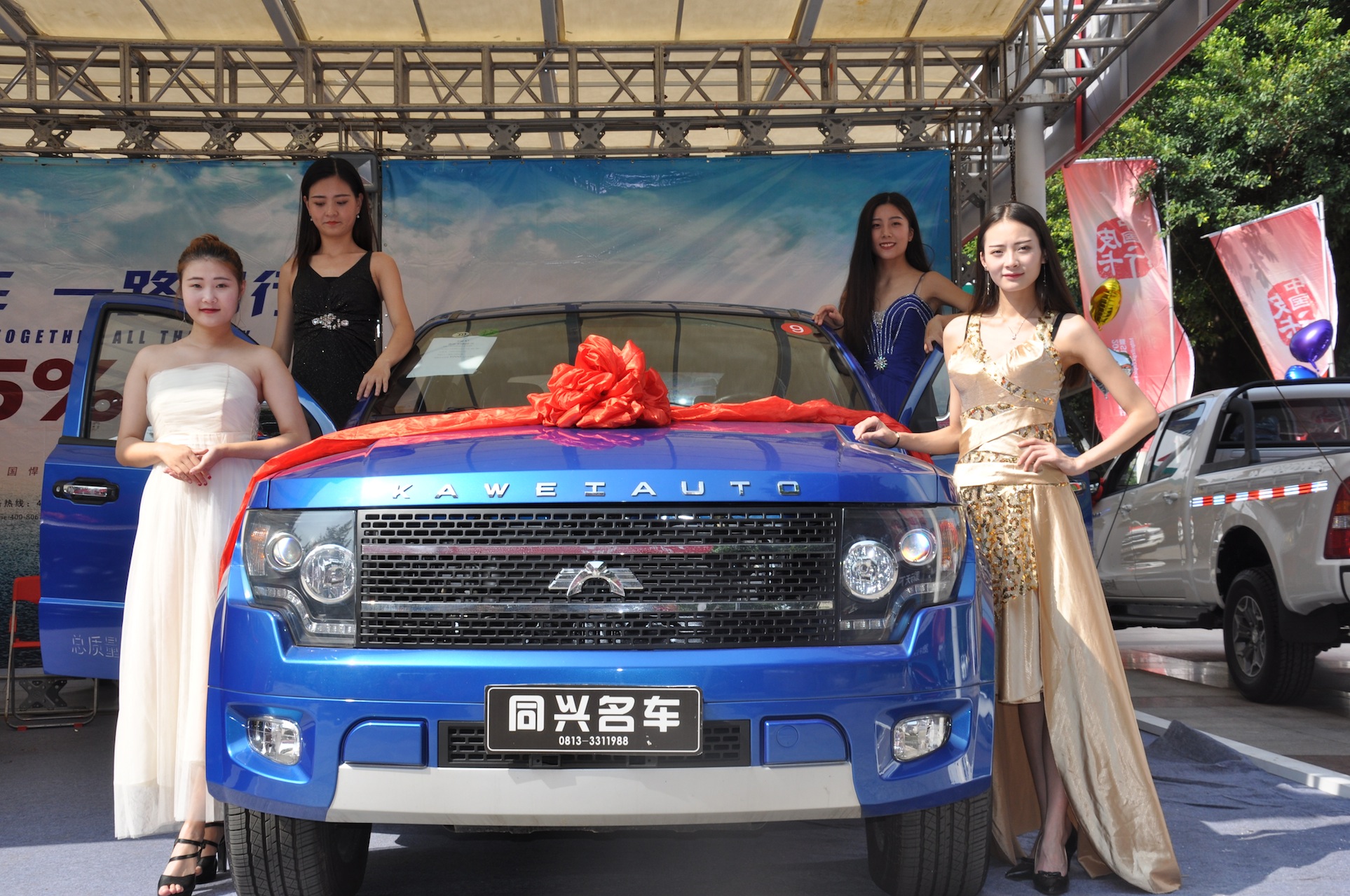 卡威皮卡展位美丽车模 据中国皮卡网报道,卡威汽车在今年推出了卡威游