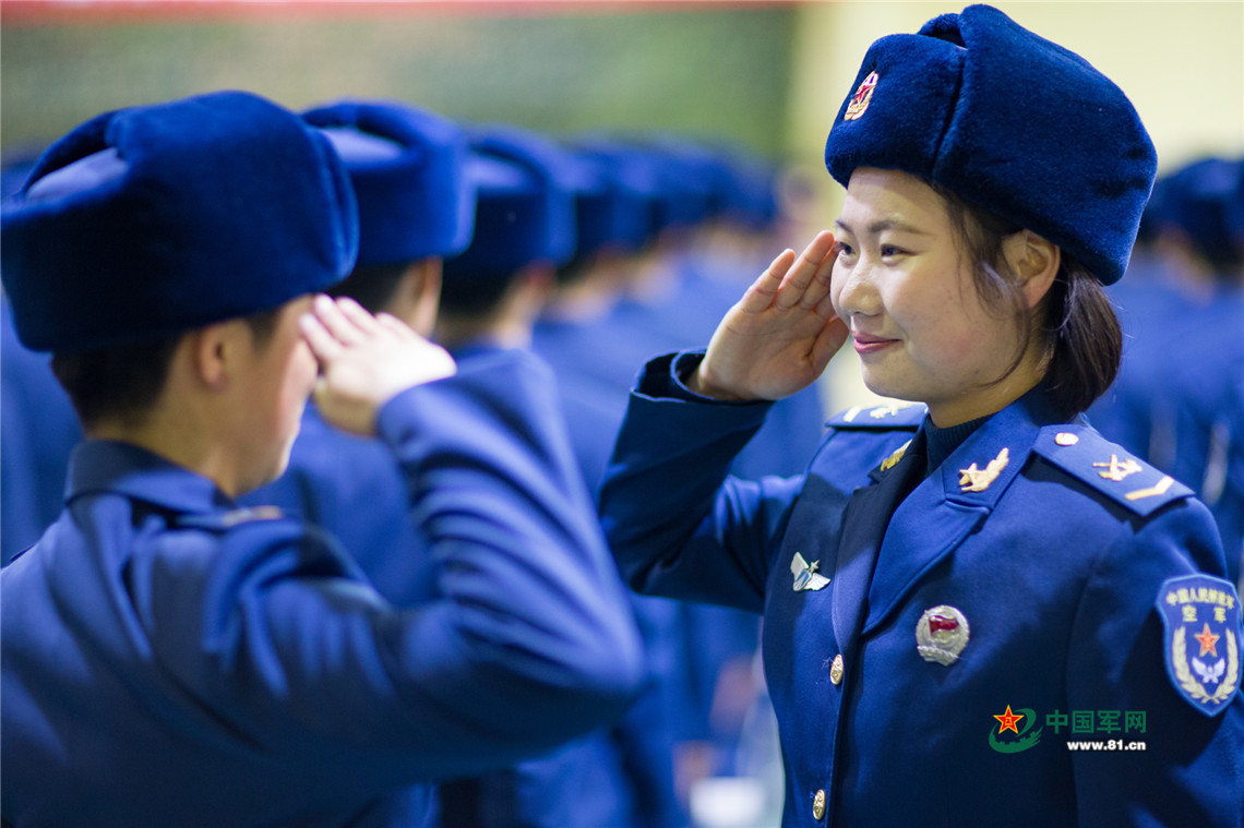 空军女兵在新兵连的最后一天