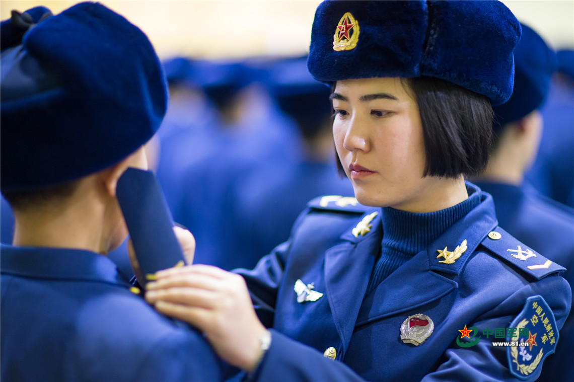 空军女兵在新兵连的最后一天