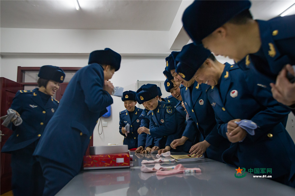 空军女兵在新兵连的最后一天