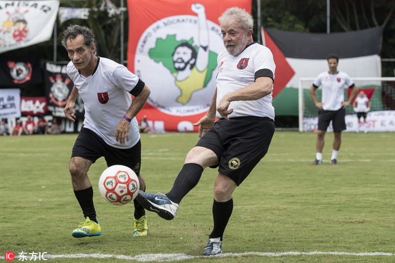 巴西前总统卢拉踢球秀技艺 脱衣露肉啤酒肚抢镜