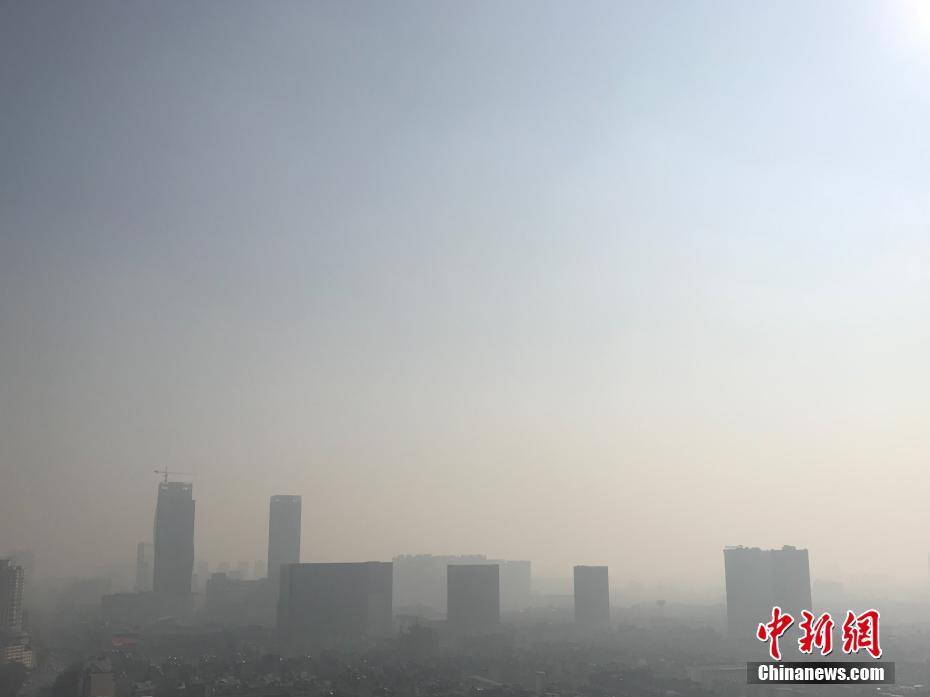 昆明出现污染天气城区一片雾蒙蒙