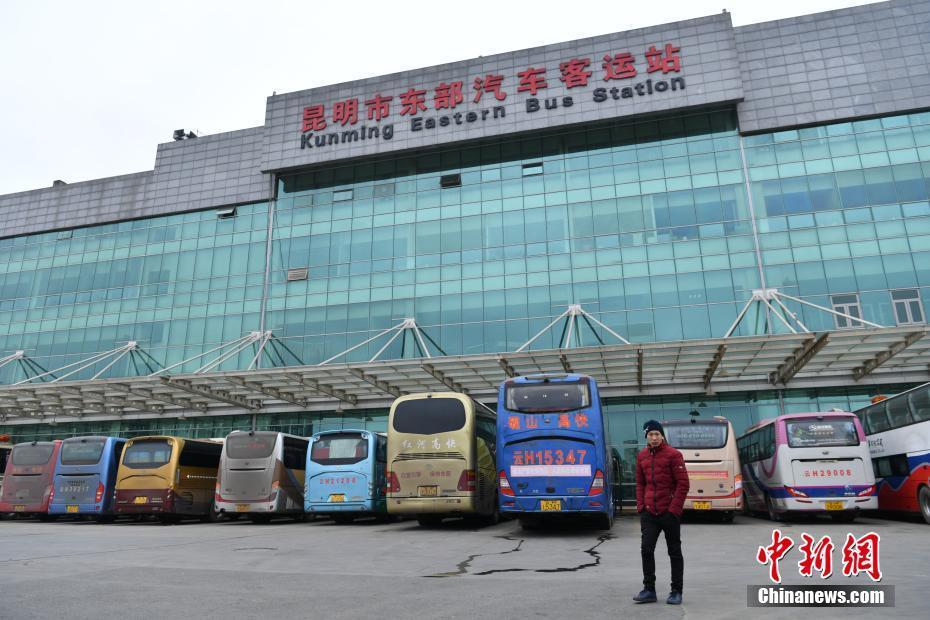 2月5日,昆明东部汽车客运站内的班车因寒潮天气无法正常发车.