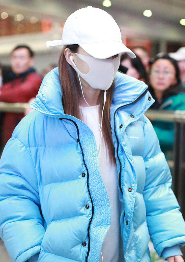5 李小璐机场首秀显低调 戴口罩包裹严实一路紧挽妈妈