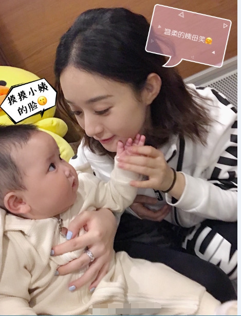 赵丽颖与萌娃合照母爱爆棚露姨母笑