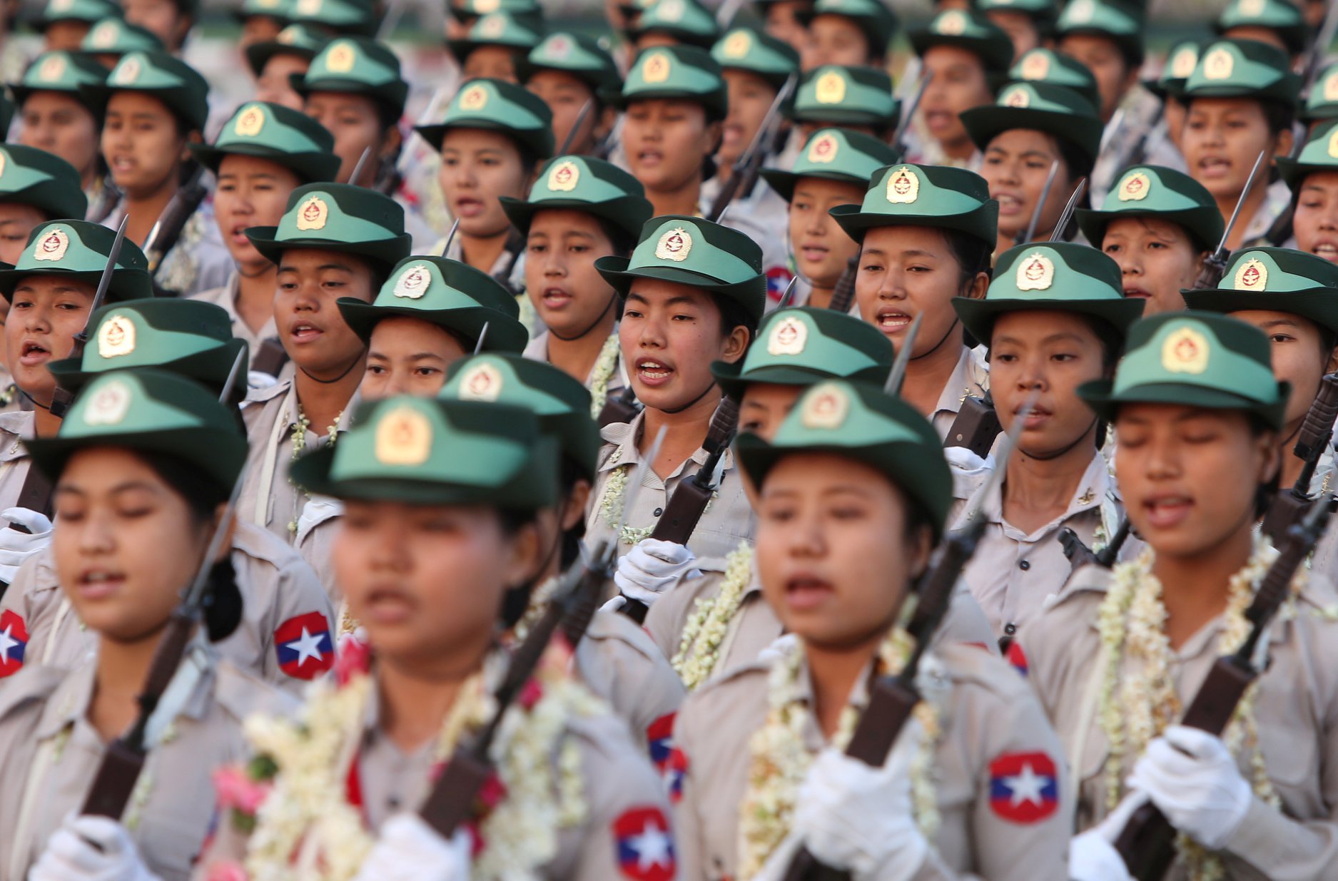 21 缅甸建军纪念日阅兵 仪仗队步枪像极95步枪