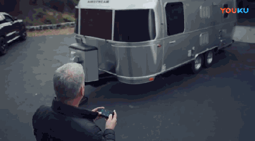 trailer valet推出了一款称为rvr的远程遥控机器人,可以拖曳9000磅