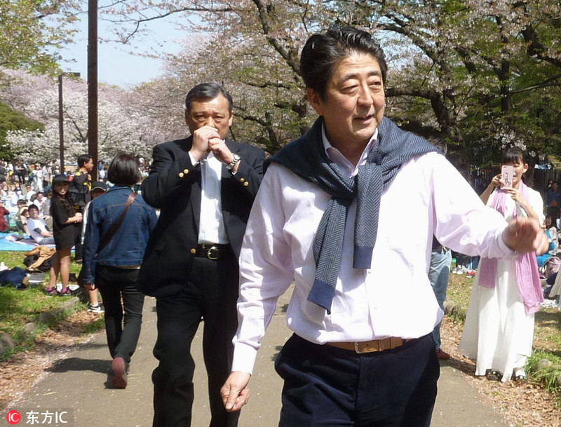 日本东京,日本首相安倍晋三一身便装现身东京代代木公园赏樱花