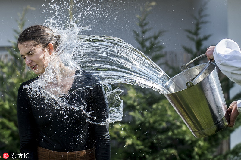 匈牙利举行复活节传统活动 男子往女孩身上泼水