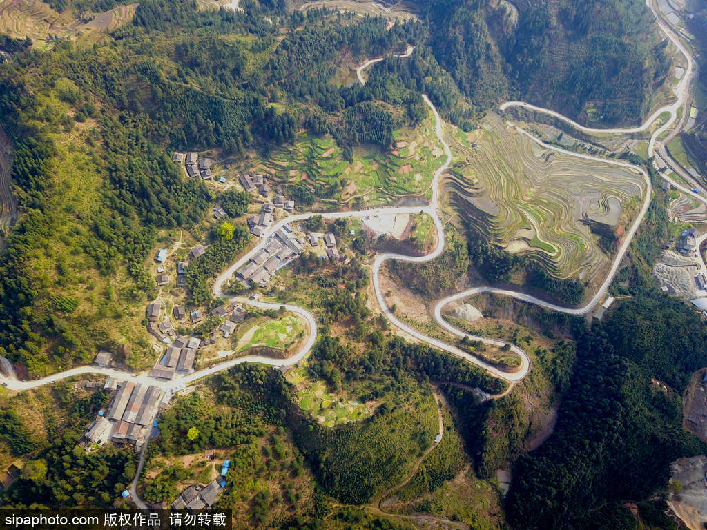 "飞阅"贵州山区公路 "山路弯弯"助力乡村振兴