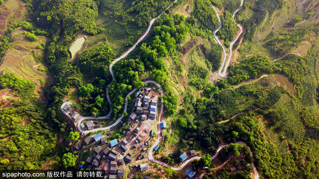 飞阅贵州山区公路山路弯弯助力乡村振兴