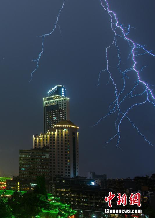 5月18日晚,江西省会南昌突降暴雨,城市夜空电闪雷鸣.