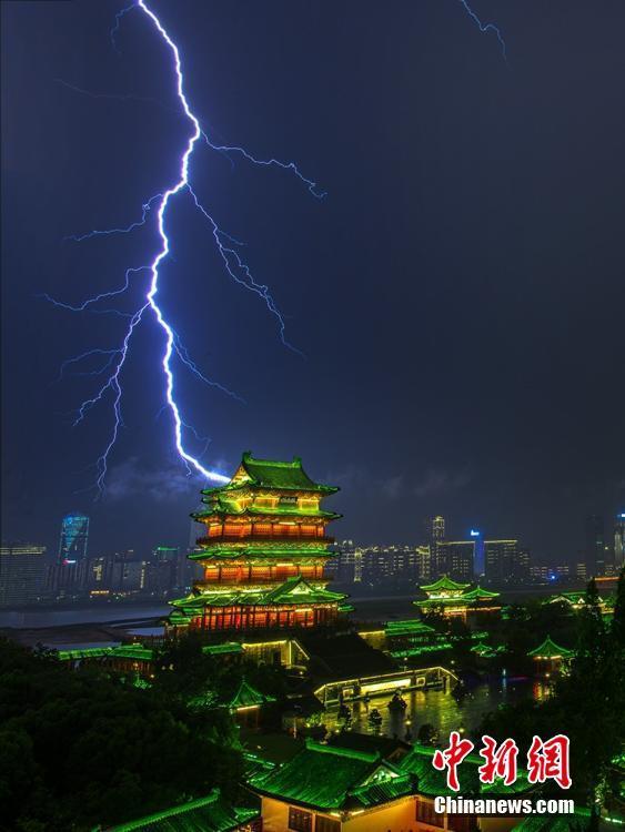5月18日晚,江西省会南昌突降暴雨,城市夜空电闪雷鸣.