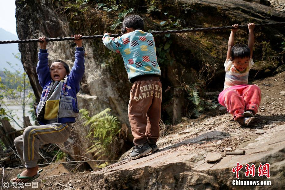 "飞跃"怒江 实拍云南傈僳族村民溜索过江