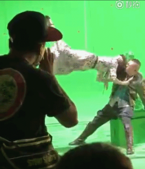 佟丽娅吊威亚与岳云鹏拍吻戏 网友看后心情复杂