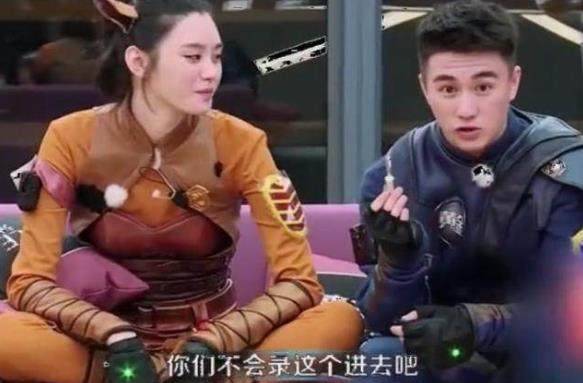 何猷君奚梦瑶同框被拍 两人甜蜜互动和谐有爱