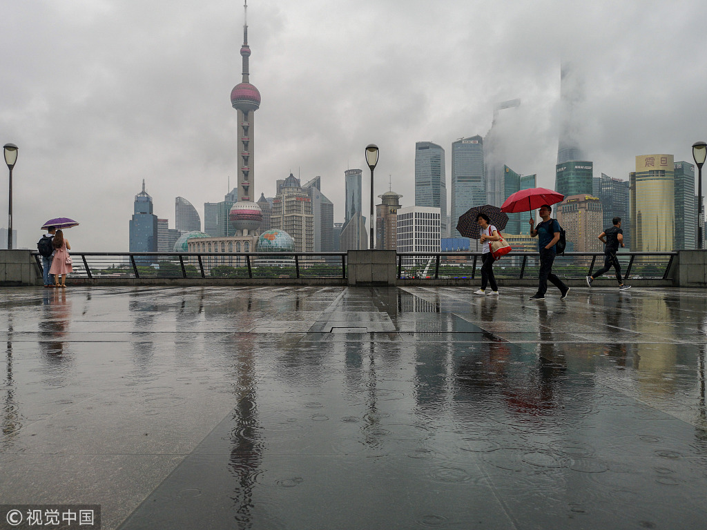 上海入梅迎大雨 外滩雨雾缭绕景色旖旎