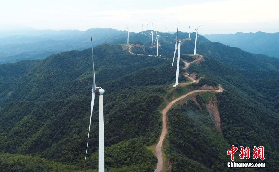 7月2日,在江西泰和县水槎乡海拔1152米的天湖山上,90台风机矗立在延绵