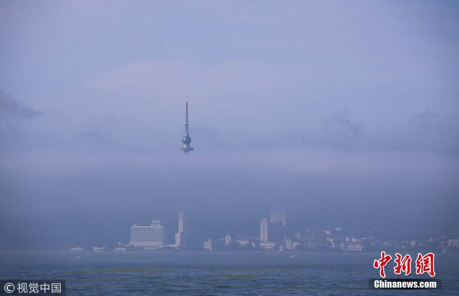 3 青岛沿海被平流雾笼罩 城市景观缥缈如幻境