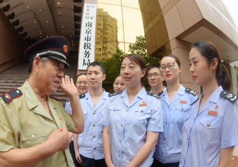 退休老人冒雨走进南京市税务局"挂牌"日