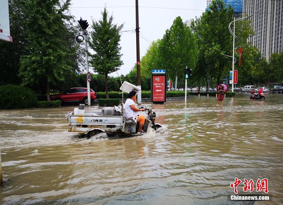 河南郑州突降暴雨道路积水车辆行人受困