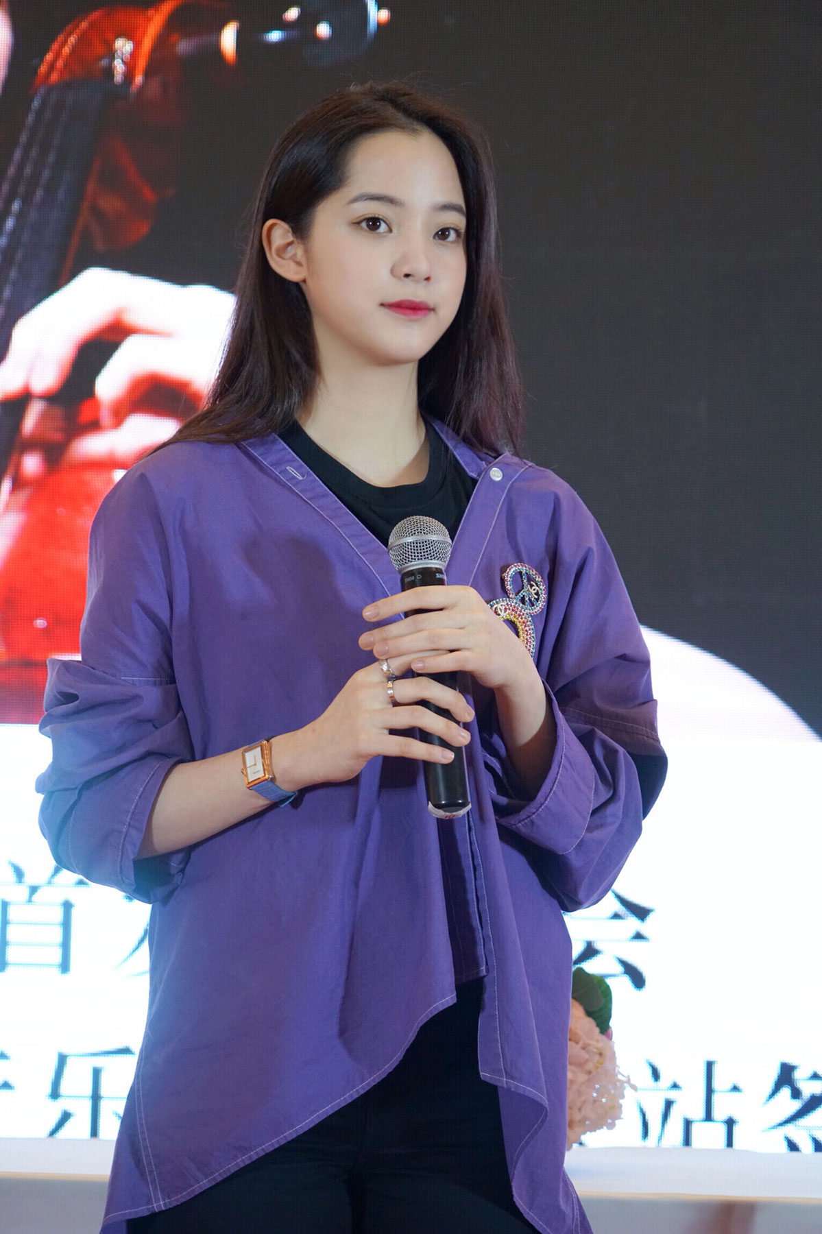 欧阳娜娜重庆首站新书签售会 与众人共享18岁的音乐冒险