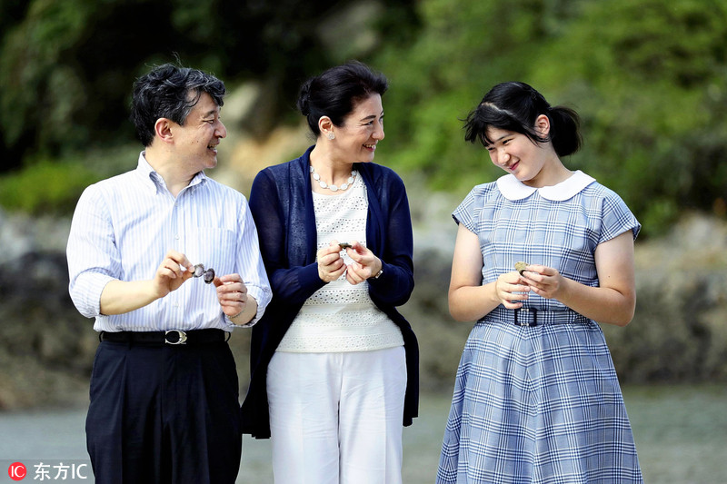 当地时间2018年8月16日,日本静冈,日本皇太子德仁和皇太子妃雅子以及