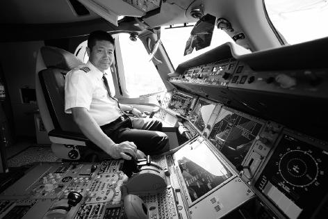 在国航首架空客a350交付后,李向东进入驾驶舱查看.