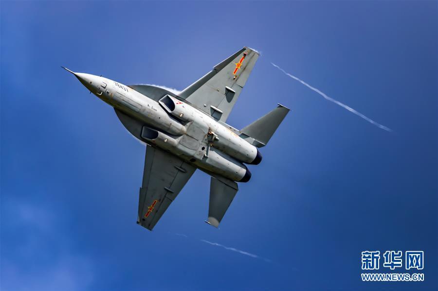 8月27日,空军教-10飞机进行飞行训练,为空军航空开放活动做准备.