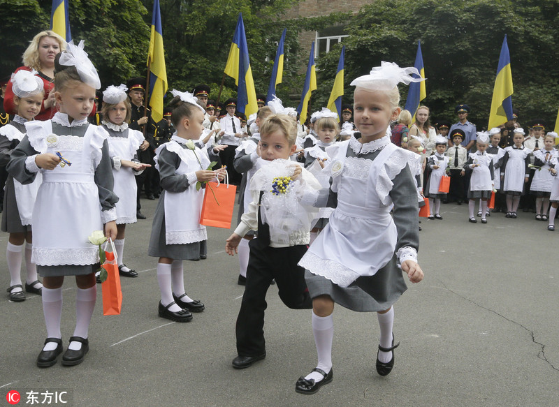 乌克兰少年军校庆祝知识日小学员着军装返校酷酷哒