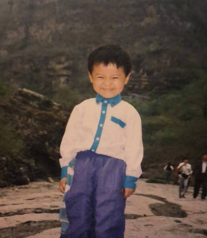 鹿晗童年照曝光被网友嫌弃头太大