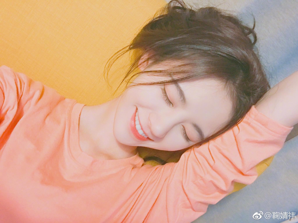 组图鞠婧祎晒自拍变可爱小猫咪比耶甜笑五官精致皮肤白皙