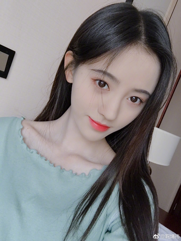 组图鞠婧祎晒自拍变可爱小猫咪比耶甜笑五官精致皮肤白皙