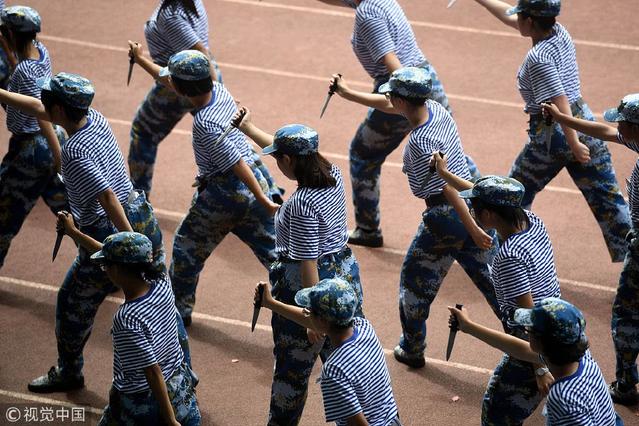 高校军训女生挥匕首学防身大喊杀